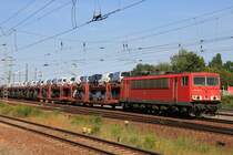 155 152-2 am 02. Juni 2011 mit einem Zug neuer PKW bei der Ausfahrt aus den Bahnhof Berlin Sch�nefeld Flughafen Richtung Genshagener Heide