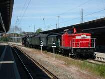 Am 03.06.2011 wurde der Historische Zug der Mecklenburger Eisenbahnfreunde (MEF) von Schwerin nach Putbus zum Bahnhofsfest gebracht und machte eine Pause in ROstock Hbf zum Kopf machen.
345 100-2 der Usedomer Eisenbahngesellschaft zog und 91 134 (steht PRESS, also Pressnitztalbahn Eisenbahngesellschaft, dran) h�ngt hinten am Zug