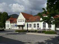 Bahnhof Mittenwald im Abendlicht - die Uhr, nebenbei bemerkt, steht, und zeigt nicht die tats�chliche Aufnahmezeit an. Der Bahnhof soll n�chstens zu seinem Vorteil umgebaut werden zu einem B�rgerbahnhof, wie ein anderer an dieser Strecke ganz in der N�he, der 2006 zum sch�nsten Bahnhof Deutschlands gew�hlt wurde. Mit dieser Ma�nahme sollte man nicht z�gern, denn bis auf das Fahrradgesch�ft ist dieses Haus tot, und die Geister eingesparter Fahrdienstleiter/-innen spuken in erstaunlich wenig bespukten G�ngen - sch�nes Potential f�r einen Neubeginn in engagierter Hand. Anfang Juni 2011 kHds