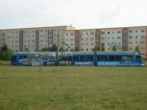 Hier kann man einmal die komplette Werbung von NGT 665 erkennen. Diese ist seit ein paar Wochen mit historischen Fotos beklebt und wirbt f�r das 130-j�hrige Jubil�um der Rostocker Stra�enbahn
Hier in der Schleife Hp Dierkow am 06.06.2011 