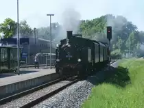 91 134 und am Schlu� 112 565,am 04.Juni 2011,fuhren von Lauterbach Mole in Putbus ein.Da Lauterbach und Putbus dicht bei aneinander liegen,kann man es schaffen vor dem Zug in Putbus oder Lauterbach zusein.