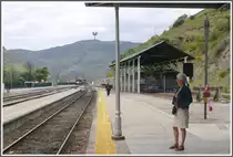 Unter der �berdachung stehen ein Dampfzug und einzelne Wagen der Schmalspurbahn nach Mirandela in mehr oder weniger erb�rmlichen Zustand. Zum Gl�ck f�hrt links des Bahnhofs noch die CP entlang des Douro zur�ck nach Porto. Meine Frau wartet geduldig auf die R�ckfahrt.(17.05.2011)
