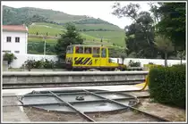 F�r was dient wohl diese Kurzdrehscheibe neben dem G�terschuppen. Die Draisine des Gleisbaus macht eben mal Mittagspause in Tua. (17.05.2011)