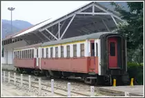 Hinter dem G�terschuppen stehen zwei Schmalspurpersonenwagen, die mich stark an die schweren Nietenwagen der RhB erinnern. (17.05.2011)