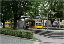 . Gelungen - 

Wenn sich die Planer Mühe geben und nicht nur nach funktionalen Gesichtpunkten gestalten, können durchaus auch Hochbahnsteige städtebaulich ansprechend in die Straßen eingefügt werden. Die Haltestelle Daimlerplatz in Stuttgart-Bad Cannstatt ist wohl ein der schönsten Haltestellen im Stuttgarter Stadtbahnnetz. 

08.06.2011 (M)