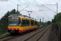 Wagen 877 in seiner neuen Lackierung in dahliengelb kombiniert mit signalrot und dem AVG-Logo. Am 07.06.2011 war er als S52 Eilzug nach Germersheim unterwegs. Bis Germersheim h�lt dieser Zug nur noch in W�rth (Rhein), Jockgrim, Rheinzabern Bf, R�lzheim Bf, Bellheim Bf und Sondernheim. Mit anderen Worten: Nur an den Stationen, die es dort schon vor dem Ausbau zur S-Bahn gab. Aufgenommen am Bahnsteigende in Maximiliansau West.