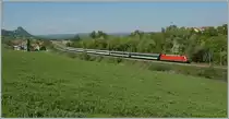 Eine 101 mit dem IC 187 Stuttgart - Z�rich kurz vor Singen am 22. April 2011.