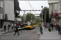. Lange umstritten - 

An der Haltestelle Wilhelmsplatz (früher Badstraße) in Stuttgart-Bad Cannstatt war der Hochbahnsteigbau lange umstritten. Doch Ende 2010 wurde diese Bahnsteige zusammen mit der neuen Haltestelle Ebitzweg in Betrieb genommen und damit ist der Einsatz von Klapptrittstufen im Stuttgart Stadtbahnnetz Vergangenheit. Wie am Daimlerplatz wurden auch hier die Gleise abgesenkt. Nur so waren die hohen Bahnsteige einigermaßen stadtbildverträglich unterzubringen. Die bisher die Haltestelle mitnutzenden Busse halten jetzt auf der Straßenfahrbahn neben dem Kaufhaus links. 

08.03.2011 (M)