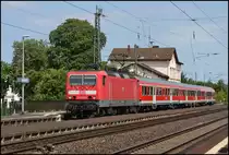 143 197 mit einer Regionalbahn von Gie�en nach Friedberg beim Halt in Lang G�ns am 03.06.11 . Gr��e zur�ck ;)