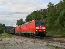 Die 185 081 und eine 1116 am 05.06.2011 mit einem G�terzug bei der Durchfahrt in A�ling. 