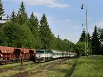 Die 754 015 mit einem Personenzug am 04.06.2011 bei der Einfahrt in Hamry-Hojsova Str�.