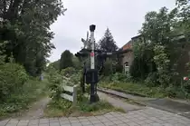 Auch in Holland gibt es Strecken wo seit jahren kein Zug mehr f�hrt, hier dass alte Bf Driehuis - Westerveld auf die IJmuiderlijn am 06.06 2011.