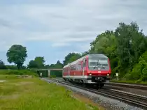 Ein VT 610 durchfährt als RE aus Marktredwitz den Bahnhof Schnabelwaid. Nächster Halt des Zuges ist Pegnitz, wo er auf den Zugteil aus Bayreuth Hbf wartet, um mit diesem vereint die Fahrt nach Nürnberg Hbf fortzusetzen. (02.06.2011)