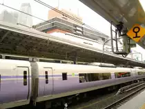 Serie 351: Der unmotorisierte  Erstklasswagen  SARO E351-1001 unter den Wolkenkratzern von Shinjuku (Tokyo), 27.Februar 2010. 