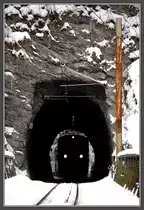 1099 011 mit R 6809 im Sch�nautunnel bei Schwarzenbach an der Pielach, 13.2.2010 (Bild ist ein Teleschu� und der Fotograf stand sicher neben dem Gleis).