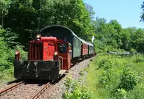02.06.2011 Wiehl-Bieberstein: (Vater-)Fahrtag von dem Bergischer L�we (Zugkraft trifft Landschaft) Zuglok 323 133-9 (K�f II) der Aggerbahn, Schublok (Tender voraus) die Jung Lok  Waldbr�l  Nr. 2243, Baujahr 1914.