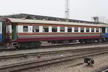 Auch der บชส.1121 (บชส.=BTC./Bogie Third Class Carriage) hat bereits das neue Farbschema erhalten, gesehen am 16.März 2011 im Bf. Hua Lamphong.

