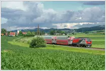 3 1/2 Stunden GKB standen am 8.6.2011 nach der Arbeit am Programm. Den Anfang machte 218 256 mit dem als S6 verkehrenden R 4377 von Graz �ber Werndorf nach Wies-Eibiswald kurz vor Gro� St. Florian. Durch die d�steren Hintergrund ist das Bild sogar mit Fotowolke noch brauchbar geworden.