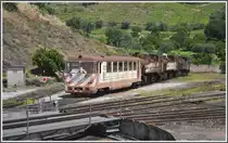 Drei Dampfloks und ein Dieseltriebwagen rosten in Regua vor sich hin. Fotografiert aus dem IR874 nach Porto. (17.05.2011)