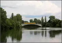 . Grüne Flußlandschaft - 

Neckarbrücke bei Stuttgart-Münster mit Zug der Linie U14. Rechts zwischen den Bäumen ist der Kirchturm von Münster erkennbar. 

07.06.2011 (M)