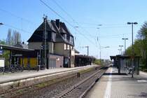 Bahnsteig 1 und 2 mit dem Bahnhofsgeb�ude in Hofheim (Ts); 08.04.2011
