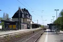 Bahnsteig 1 und 2 mit dem Bahnhofsgeb�ude in Hofheim (Ts); 08.04.2011