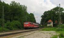 DB 111 025-3 mit dem RE 79015 von M�nchen Hbf nach �bersee, in Assling (Obb); 28.05.2011