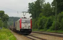 Kombiverkehr 664 (91 80 6185 664-0 D-LM) mit einem KLV Richtung M�nchen, in Assling (Obb); 28.05.2011