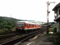 628 518-3/928 518-0 mit RB 12546 (RB 55 Der Winterberger) zwischen Winterberg und Bestwig auf Bahnhof Bestwig am 14-7-2001. Bild und scan: Date Jan de Vries. 