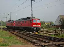 232 330-1 und 232 903-5 warten im Bahnhof Gro�korbetha auf neue Aufgaben. Aufgenommen am 28.04.2011.