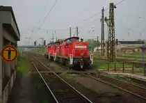 Das sogenannte  Dreibein  wurde bei diesem kleinen Rangierlokzug in die Mitte genommen. Nachschuss auf 294 846-1, 362 547-2 und 294 839-6. Aufgenommen in Naumburg Saale Hbf. am 28.04.2011.