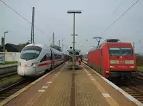 Ich will mehr Fernverkehr! :-) 101 115-4 teilt sich den Bahnsteig mit einem ICE-T in Naumburg Saale Hbf. Aufgenommen am 28.04.2011.