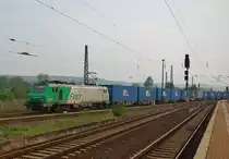 Die  blaue Wand  im Gr�nen gezogen von FRET 437026. Aufgenommen am 28.04.2011 in Naumburg Saale Hbf.