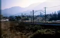 Serie 351: Aufnahme aus dem hintersten Wagen von Zug Nr.4 beim Abstieg vom zentraljapanischen Hochplateau, umgeben von gewaltigen Bergketten. Bei Anayama, 26.Februar 2007. 