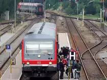 628.639 nimmt als REX5991 am Bhf. Ried eine Reisegruppe auf; im Hintergrund steuert D968 seinem Ziel M�nchen-Hbf entgegen;110610