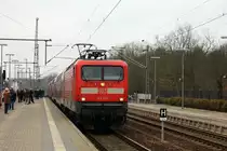 112 123 am 05. M�rz 2011 mit einem Regionalzug (RE 1) nach Frankfurt (Oder) bei der Durchfahrt durch den Bahnhof Potsdam Park Sanssouci.
