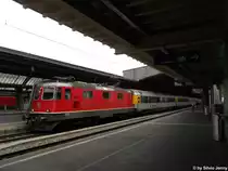 Der ETR470 am Tiefpunkt seiner Karriere. Nachdem am 1.Juni die SBB bekannt gab, die ETR 470 ab 2014 nicht mehr einzusetzen. Dies nachdem am Gotthard ein ETR der Trenitalia in Brand geriet. Die Trenitalia hatte nur noch 1 von 5 CIS einsatzbereit. So dass am 3.6.2011 in Z�rich HB der EC 19 durch eine herk�mmliche Lok+Komp. mit der Re 4/4'' 11210, 2 Apm61 - 2 Bpm61 - 2 Bpm51 (nicht sichtbar), formiert.