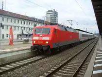 120 115-1 (mit einer Hauptuntersuchung) steht mit dem IC 2052 von Stuttgart nach Saarbr�cken am 10.06.2011 in Kaiserslautern Hbf