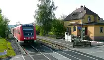 612 100 f�hrt am 11.5.11 als RE nach Bayreuth am alten Empfangsgeb�ude von Ludwigschorgast und dem bahnsteig Richtung Lichtenfels vorbei.
