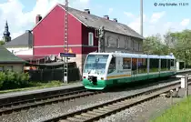 Regiosprinter der Vogtlandbahn waren im Auftrag der Deutschen Bahn AG zwischen Lichtenfels und Neuenmarkt-Wirsberg unterwegs. Am 11.5.11 hielt VT 32 nach Lichtenfels vor dem nicht mehr zu Bahnzwecken genutzten Untersteinacher Empfangsgeb�ude.