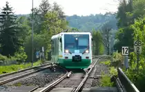 Westlich von Untersteinach m�ssen die Regionalbahnen nach Neuenmarkt-Wirsberg auf das Gegengleis fahren, weil der Bahnhof nur noch auf der Nordseite einen Bahnsteig hat. (VT 36 der Vogtlandbahn am 11.5.11)