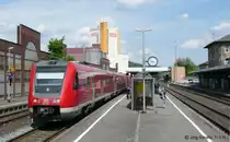 612 593 f�hrt als RE nach W�rzburg am 11.5.11 im Bahnhof der Bierstadt Kulmbach auf Gleis 3 ein.