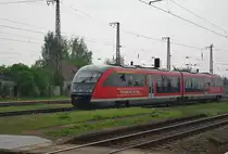 Auf Abwegen: 642 528 mit dem Ziel  Nicht einsteigen  bei der Durchfahrt durch Gro�korbetha. Aufgenommen am 28.04.2011.