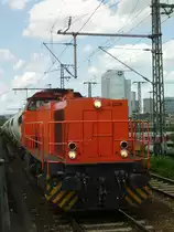 Eine Vossloh G 1206 von BASF mit dem Namen Roland am 11.06.11 in Frankfurt am Main Hbf von einen Gehweg einer Br�cke aus fotografiert mit einen Kalkzug