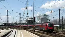 RJ 67 (M�nchen Hbf-Budapest-Keleti pu) mit Schubloks 1116 211-2 und 217-9 im Start Bf 4.6.11