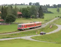 Von Reutte kommend f�hrt 628 242 am wolkenverhangenen 10.6.2011 als RB 5528 an Wertach-Haslach vorbei und wird in wenigen Minuten im dortigen Haltepunkt zum Stehen kommen.
