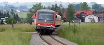 Am 10.6.2011 drehten die 628 vom Betriebshof Kempten noch im Au�erfern ihre Runden. Mittlerweile haben dort wieder die 642 das Regiment �bernommen. 628 241, der lacktechnisch gesehen nicht mehr in einem allzu guten Zustand ist, hat am 10.6.2011 soeben den am rechten Bildrand zu sehenden Haltepunkt Wertach-Haslach verlassen und strebt nun als RB 5531 Reutte in Tirol entgegen.