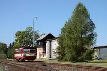 Nur an Wochenenden und Feiertagen fahren Reisez�ge �ber die tsch. KBS084 (Rumburk - Pansk� - Mikul�ovice d.n.), hier der in Rumburk einfahrende 810 587 als MOs26002 am 08.05.2011.