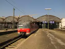 DB S-Bahn Rhein-Main 420 886-4 als S 3841 (S 8) nach Offenbach (M) Ost, in Wiesbaden Hbf; 29.03.2011