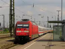 DB 101 052-9 wird nach der Ankunft mit IC 2445 aus Hannover Hbf auf das Gleisvorfeld in Leipzig Hbf geschleppt; 09.06.2011